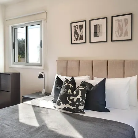 Phaedrus Living Evergreen Апартаменты